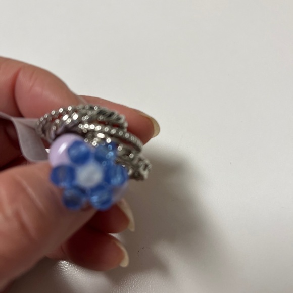 Francesca's Mia Flower Metal Ring Set- Size 6 Silver Tone NWT. - Picture 3 of 4